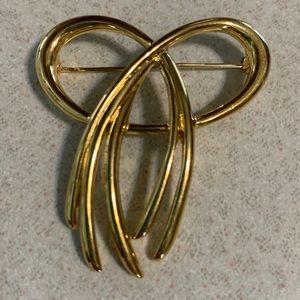 Vintage Trifari gold knot broach (374)